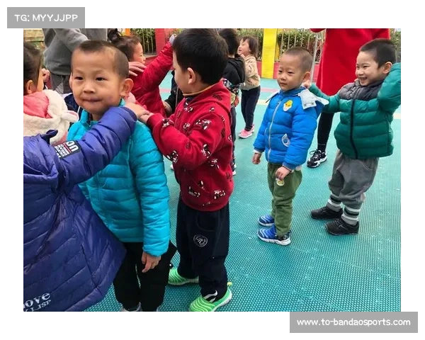 吴奇隆现身松江球场与青少年球员亲切互动传授篮球技艺 吴奇隆现身松江球场与青少年球员亲切互动传授篮球技艺